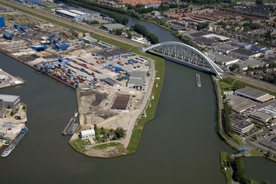 801415 Luchtfoto van de spoorbrug (Demka-brug) in de lijn Utrecht-Amsterdam over het Amsterdam-Rijnkanaal te Utrecht ...